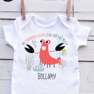 Grandma Loves Me Strampelanzug: Personalisiertes Baby Outfit