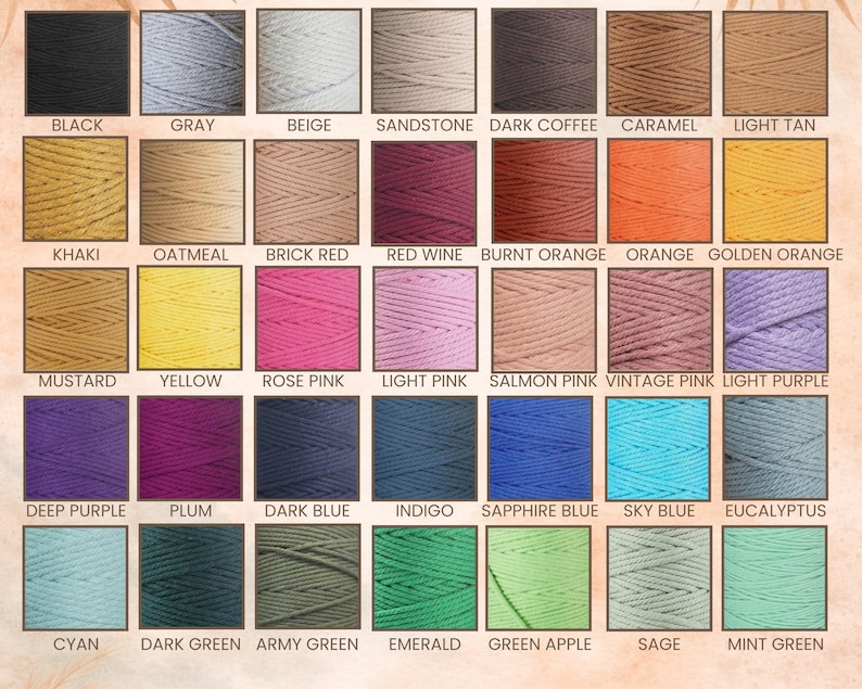 Op de afbeelding: Een kleurenkaart met een verscheidenheid aan garenkleuren. De kaart toont vierkanten garen in tinten als zwart, grijs, beige en zandsteen. Andere kleuren zijn kaki, mosterd en verschillende tinten roze, paars en groen.