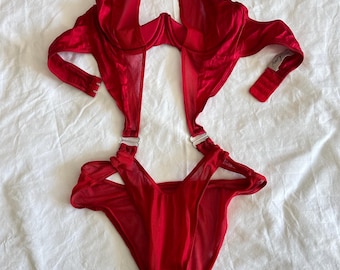 Lencería de una pieza tipo body de malla roja con tirantes, completamente nueva sin etiquetas.
