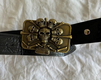 Cinturón de cuero con hebilla de calavera de bronce y grabado floral y gráfico de toro, nuevo sin etiquetas.