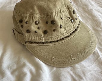 Gorra militar caqui con tachuelas, estilo indie sleaze y2k post apocalíptico fairycore vkei, desgastada.