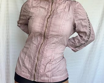 Chaqueta vintage Y2K rosa con aros y cremallera, estilo fairycore.