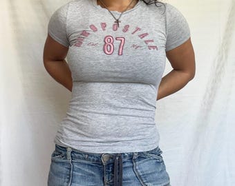 Top ajustado Aeropostale gris y rosa estilo Y2K.