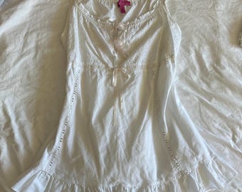 Camisón camisón estilo años 2000 de Betsy Johnson, blanco con lazo rosa bebé y dobladillo con volantes, estilo coqueta grunge.