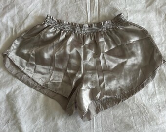Pantalones cortos brillantes de satén gris plateado de talle alto, talla única, de Brandy Melville John Galt.