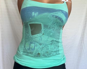 Top camisero Aero Helvetica Aero de color verde azulado y azul aguamarina estilo Y2K con correa de lazo y estampado de Frutiger.