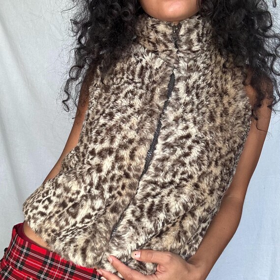 Y2K fuzzy leopard print zip up turtleneck vest - image 4