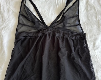 Top de lencería tipo camisola transparente de malla negra con tirantes