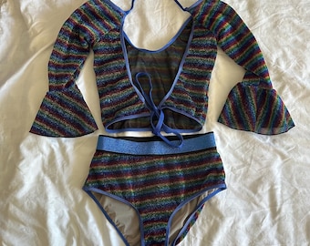 Conjunto de fiesta Current Mood con estampado brillante azul, espalda amarilla y rosa, top halter, mangas abullonadas, escote en V profundo, pantalones de talle alto.