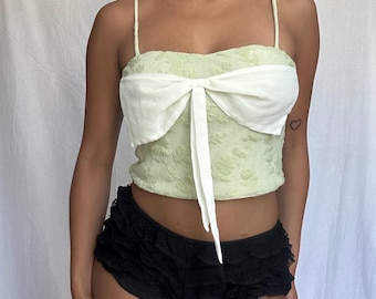Camisola coqueta de capas de malla con lazo de encaje verde pastel y blanco