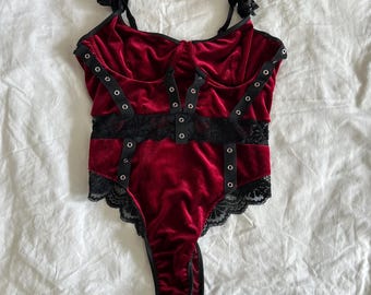 Lencería de una pieza estilo teddy gótico punk, de terciopelo aplastado color burdeos, encaje negro y ojales.