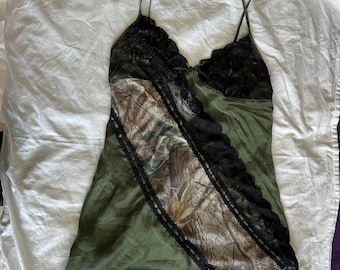 Vestido lencero de encaje con estampado de camuflaje verde y marrón estilo Y2K