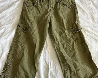 Capri cargo estilo Y2K color caqui verde bosque gorpcore con cierre de cordón