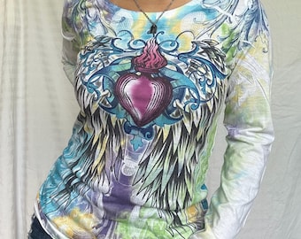 Camiseta de manga larga con estampado gráfico multicolor de corazón y alas de estilo motero vintage Y2K.