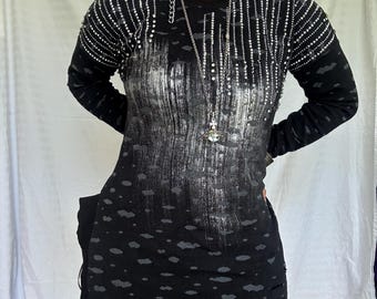 Top gyaru indie sleaze punk vintage Y2K negro y plateado con purpurina y pedrería, abertura lateral y manga larga con efecto desgastado.