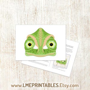 Op de afbeelding: Printbare kameleon masker met groene, gele en bruine kleuren. Het masker is ontworpen om uit te knippen en te dragen.