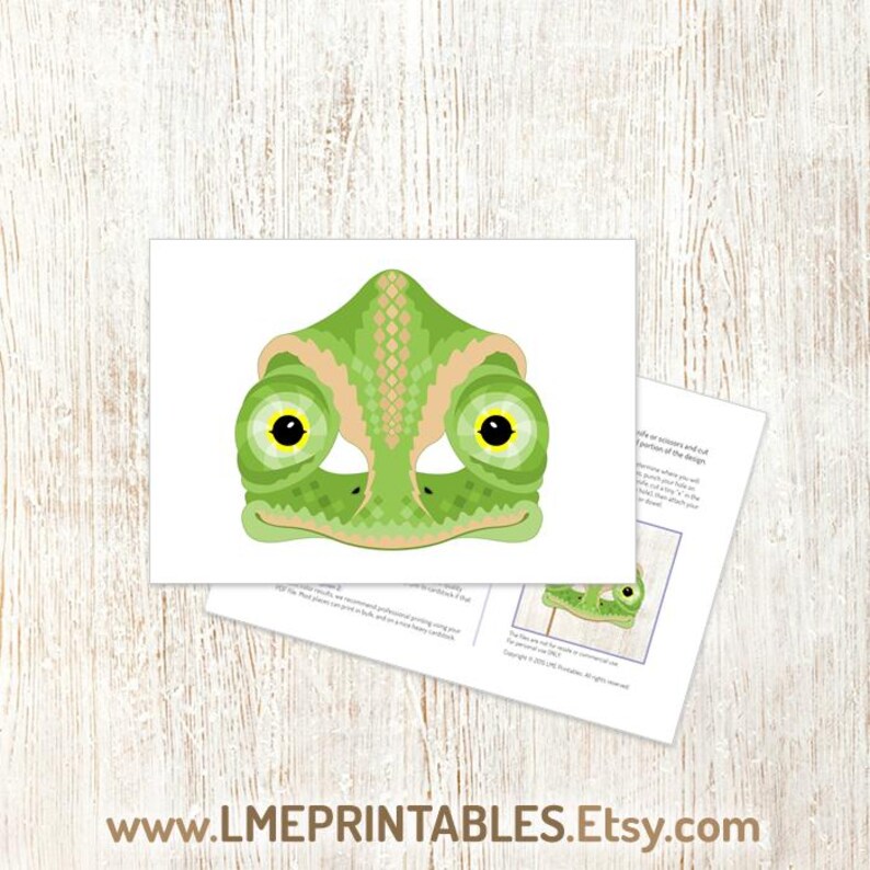 Op de afbeelding: Printbare kameleon masker met groene, gele en bruine kleuren. Het masker is ontworpen om uit te knippen en te dragen.
