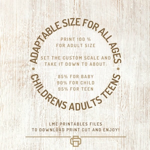 Op de afbeelding: Een bruine cirkel met de tekst "Adaptable Size For All Ages" en "Childrens Adults Teens" rond de buitenkant. De tekst in de cirkel zegt "Print 100% for Adult Size. Set the custom scale and take it down to about: 85% for Baby, 90% for Child, 95% for Teen." Onder de cirkel staat de tekst "LME Printables Files To Download Print Cut and Enjoy!" en een printerpictogram.