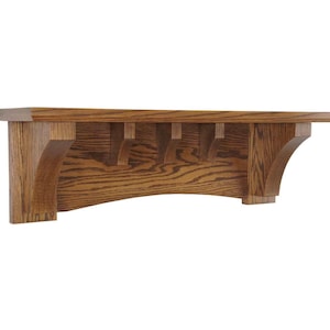 Op de afbeelding: Een houten plank met een gebogen voorrand en decoratieve uitsparingen. De plank is gemaakt van lichtbruin hout met een natuurlijke houtnerf.