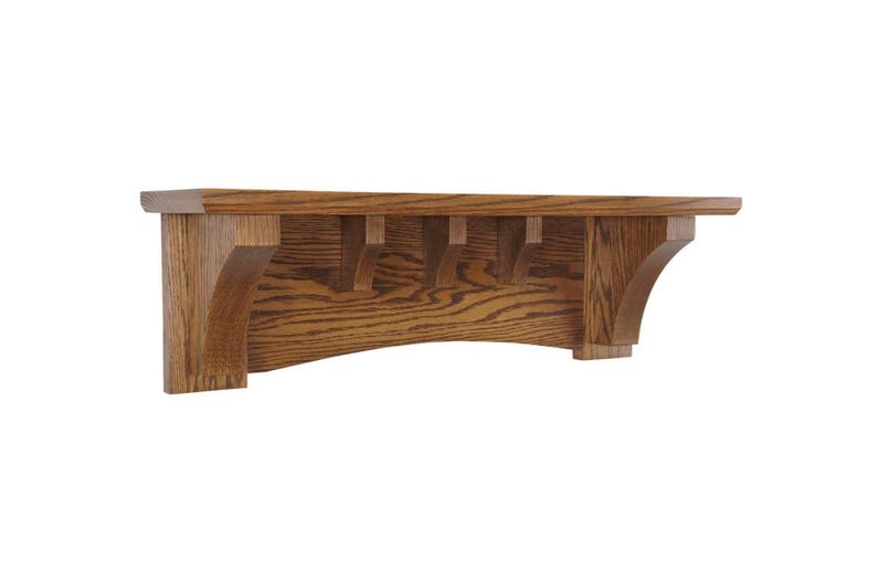 Op de afbeelding: Een houten plank met een gebogen voorrand en decoratieve uitsparingen. De plank is gemaakt van lichtbruin hout met een natuurlijke houtnerf.