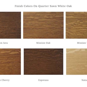 Op de afbeelding: Zes houtstalen die verschillende vlekkenkleuren op kwartiers gezaagd wit eikenhout laten zien. De kleuren zijn Mission Java, Mission Oak, Mission Walnut, Mission Cherry, Espresso en Natuurlijk.