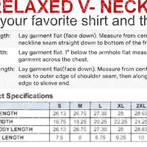 Op de afbeelding: Een tabel met maatspecificaties voor een relaxed V-hals shirt. De tabel geeft de maten in inches voor lichaamslengte, lichaamsbreedte, volledige lichaamslengte en mouwlengte. De maten omvatten S, M, L, XL, 2XL en 3XL.