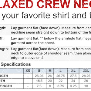 Op de afbeelding: Een maattabel voor een relaxed crew neck shirt. De tabel toont de afmetingen in inches voor lichaamslengte, lichaamsbreedte en mouwlengte voor de maten XS, S, M, L, XL, 2XL en 3XL.