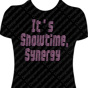 Op de afbeelding: Zwart T-shirt met roze tekst die "It's Showtime, Synergy" zegt.