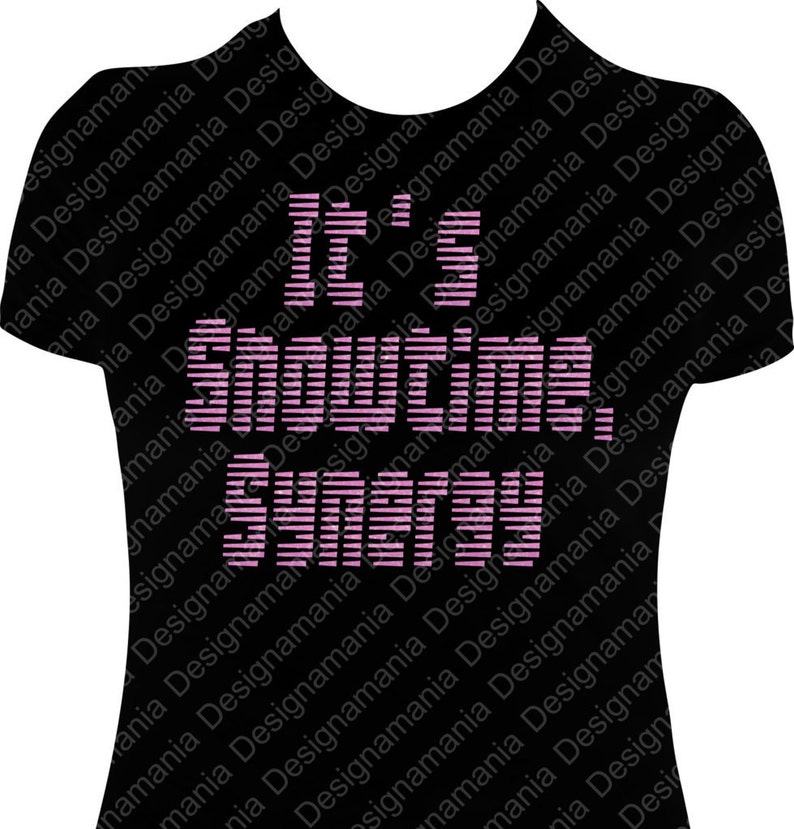 Op de afbeelding: Zwart T-shirt met roze tekst die "It's Showtime, Synergy" zegt.