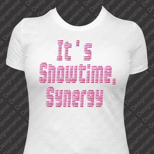 Op de afbeelding: Wit T-shirt met roze glittertekst die "It's Show Time, Sugar Pie" zegt.