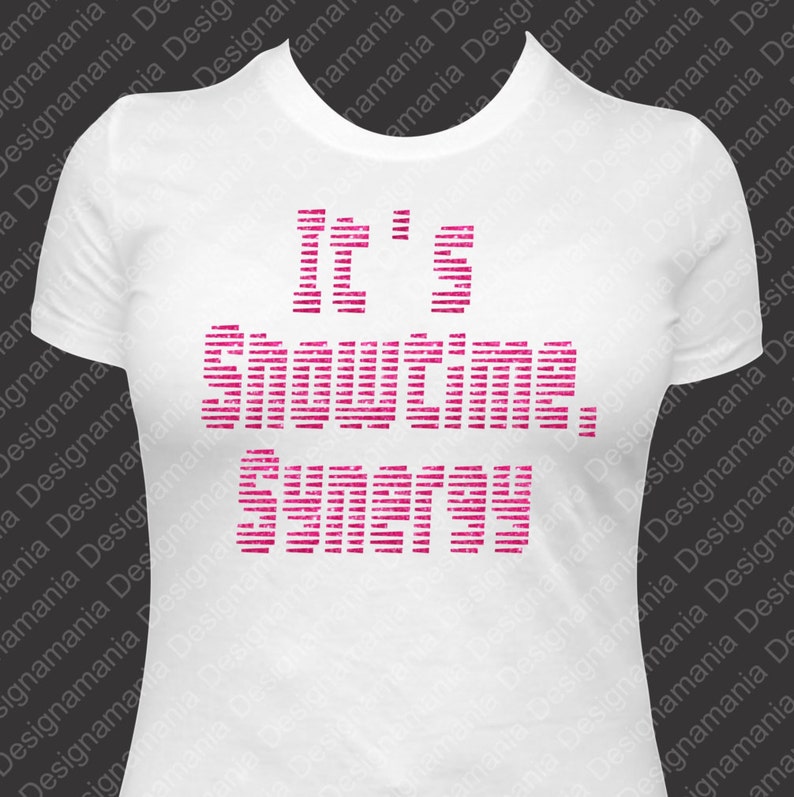 Op de afbeelding: Wit T-shirt met roze glittertekst die "It's Show Time, Sugar Pie" zegt.