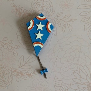 Vintage 70s Plastic Pin, Vintage Plastic Pin, Avon Plastic Pin,  Avon Brooch, Avon Pin, Avon Kite pin