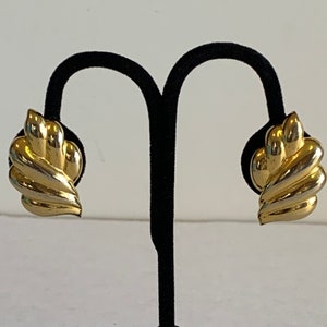 Vintage gold tone Earrings, Gold tone Clip on Earrings, vintage Fashion earrings, Faux gold earrings, Clip on Earrings, 80s earrings