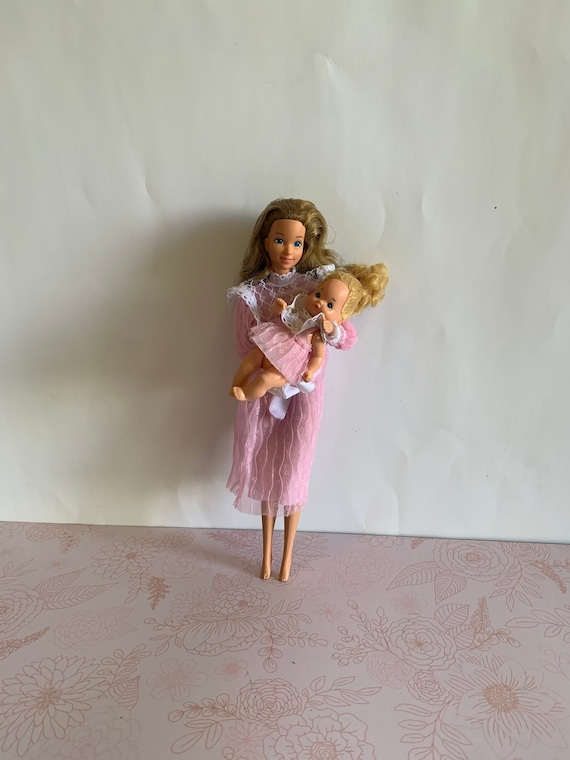 Poupées de famille de coeur de Barbie vintage, parent de famille de coeur  de Barbie de