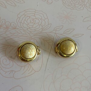 Vintage gold tone Earrings, Gold tone Clip on Earrings, vintage Fashion earrings, Faux gold earrings, Clip on Earrings, 80s earrings