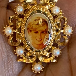 Vintage Princess Diana Brooch, Princess Diana Pin, Elegant pearl Brooch, Gold tone Brooch, Princess Diana Gold tone Brooch image 3