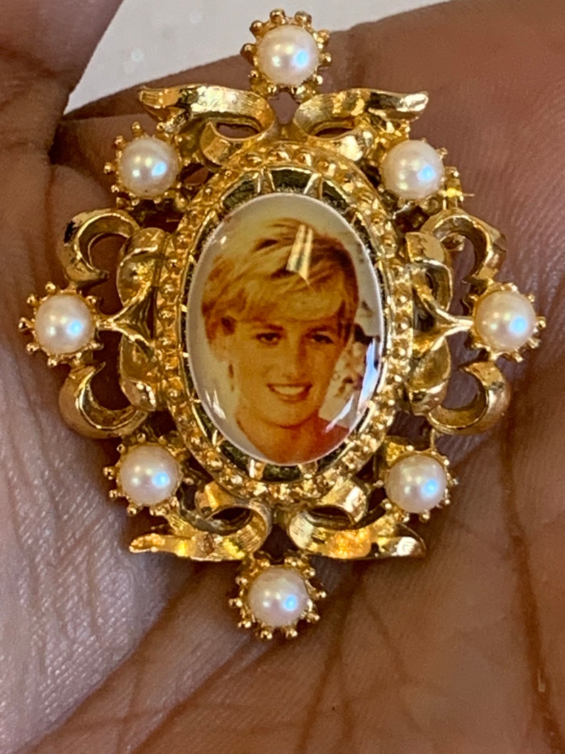 Vintage Princess Diana Brooch, Princess Diana Pin, Elegant pearl Brooch, Gold tone Brooch, Princess Diana Gold tone Brooch image 3
