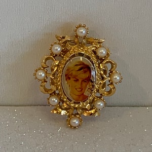 Vintage Princess Diana Brooch, Princess Diana Pin, Elegant pearl Brooch, Gold tone Brooch, Princess Diana Gold tone Brooch image 1
