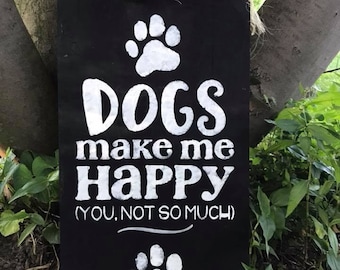 Letrero pintado a mano con la frase: Mis perros me hacen feliz, decoración de madera de pino de 53 cm.