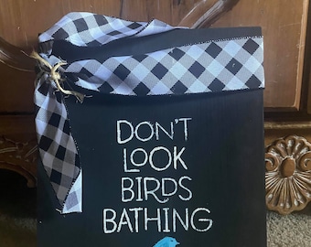 Letrero pintado a mano con pájaros bañándose, decoración de pájaros azules
