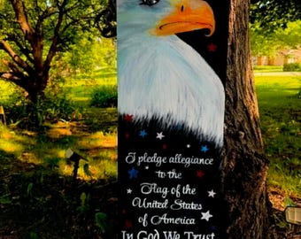 Placa de madera de pino con águila pintada a mano: Arte que simboliza el juramento patriótico de lealtad.