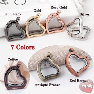 Può includere: Sette ciondoli a forma di cuore in diversi colori: nero opaco, oro, oro rosa, argento, caffè, bronzo antico e bronzo rosso. Ogni ciondolo ha un inserto in vetro trasparente.