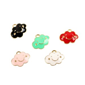 Può includere: Cinque ciondoli a forma di nuvola in smalto con un viso sorridente. I ciondoli sono in nero, verde, rosso, rosa e bianco.