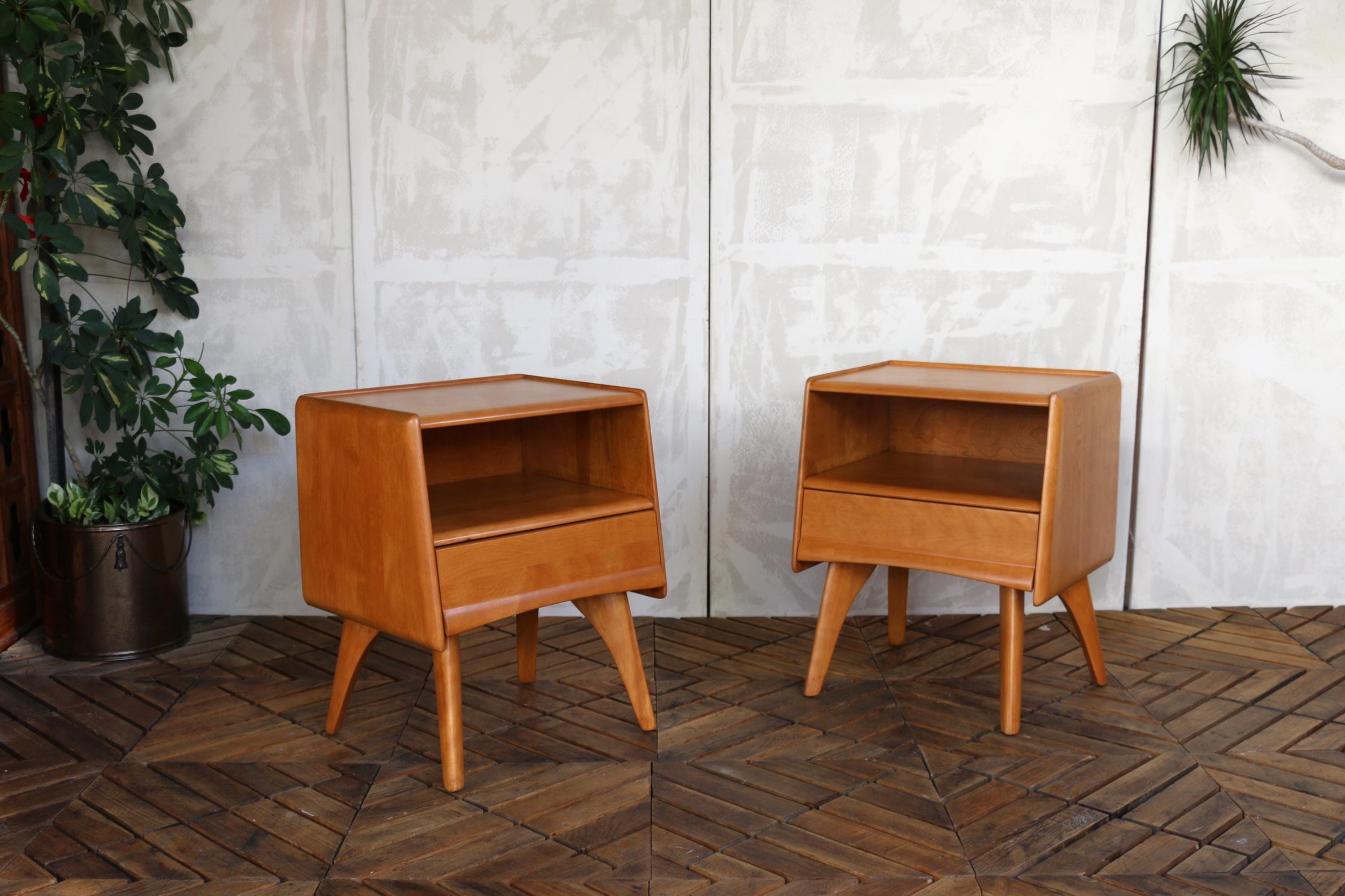 Mid-century Modern Pair of Nightstand by Heywood Wakefield, Circa