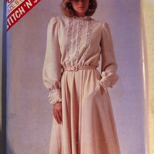 Könnte beinhalten: Ein Vintage-Schnittmuster für ein Kleid mit einem Spitzenoberteil und einem weiten Rock. Das Schnittmuster ist für die Größen 12-14-16 und stammt von der Marke Stitch 'N Save.
