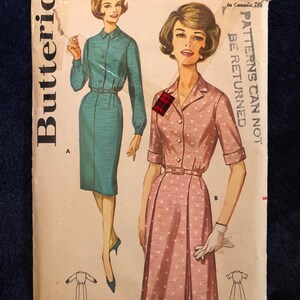 Könnte beinhalten: Ein Vintage-Schnittmuster für ein Kleid, das eine Frau in einem blauen Kleid und eine Frau in einem rosa gepunkteten Kleid zeigt. Die Schnittmuster-Nummer ist 2256 und die Größe ist 18 1/2. Das Schnittmuster ist für Halbgrößen 12 1/2, 14 1/2, 16 1/2, 18 1/2, 20 1/2 und 22 1/2.