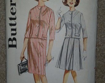 Può includere: Un modello di cucito vintage per un set di gonna e giacca a righe. Il modello è per le taglie 10-18 e ha una misura del busto di 86 cm. Il numero del modello è 2258 e il prezzo è di 60 centesimi.