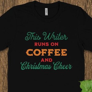 Regalo divertido para escritores, este escritor funciona con café y alegría navideña, camiseta de escritor, regalo de escritor de Navidad, regalos de autor, regalos de escritor, sudadera con capucha