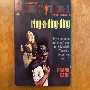 Puede incluir: Una portada de novela de bolsillo con fondo negro y título amarillo "ring-a-ding-ding". La portada presenta a un hombre y una mujer en el fondo. El texto "A New Johnny Liddell Thriller" está en la parte superior de la portada. El nombre del autor "Frank Kane" está en la parte inferior de la portada.