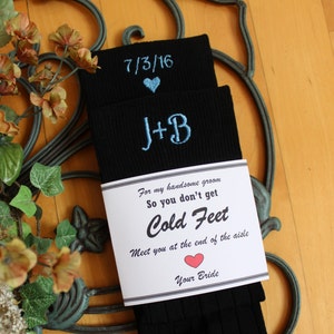 Chaussettes de mariage, chaussettes de marié, noires, pour que vous n'ayez pas froid aux pieds. Rendez-vous au bout de l'allée. Chaussettes personnalisées. cadeau de marié